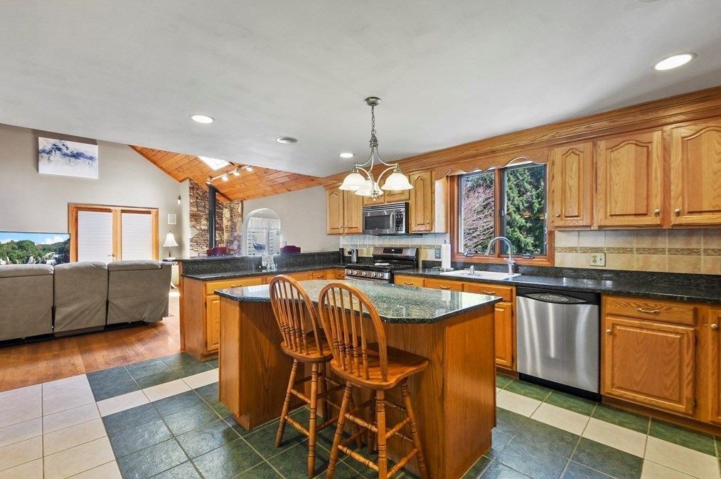 325 Mendall Rd, New Bedford MA 02743-1211 exterior