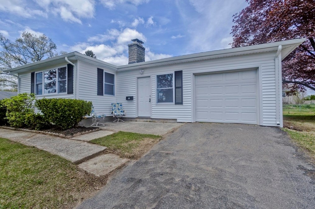 32 Carter Dr, Chicopee, MA 01013