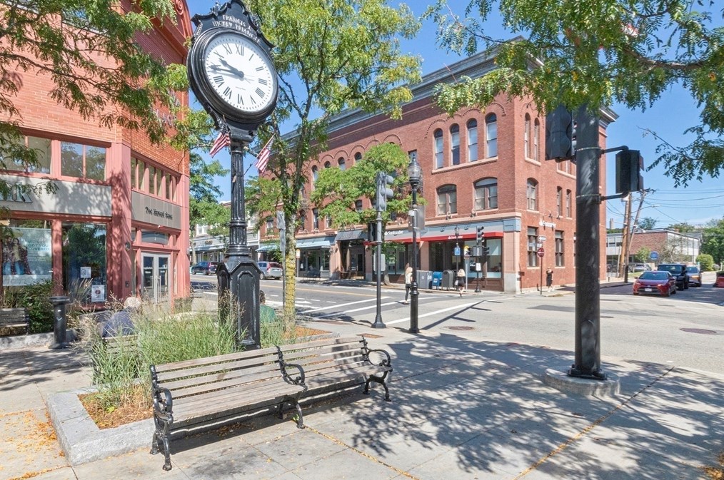 33 Pond Ave, Brookline MA  02445-7163 exterior