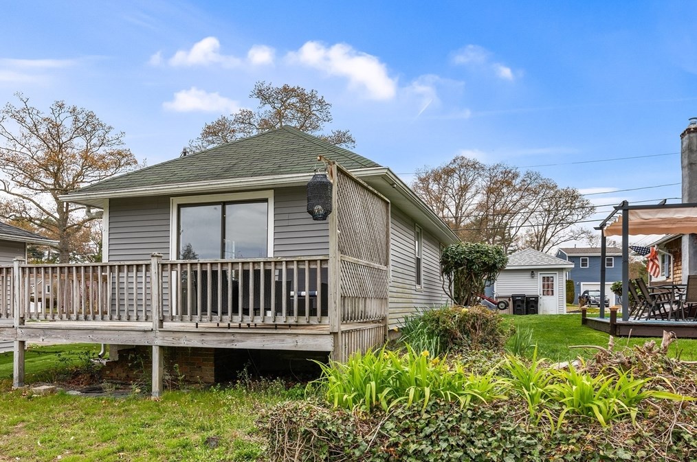 56 Alden Ave, Dartmouth MA  02747-2319 exterior