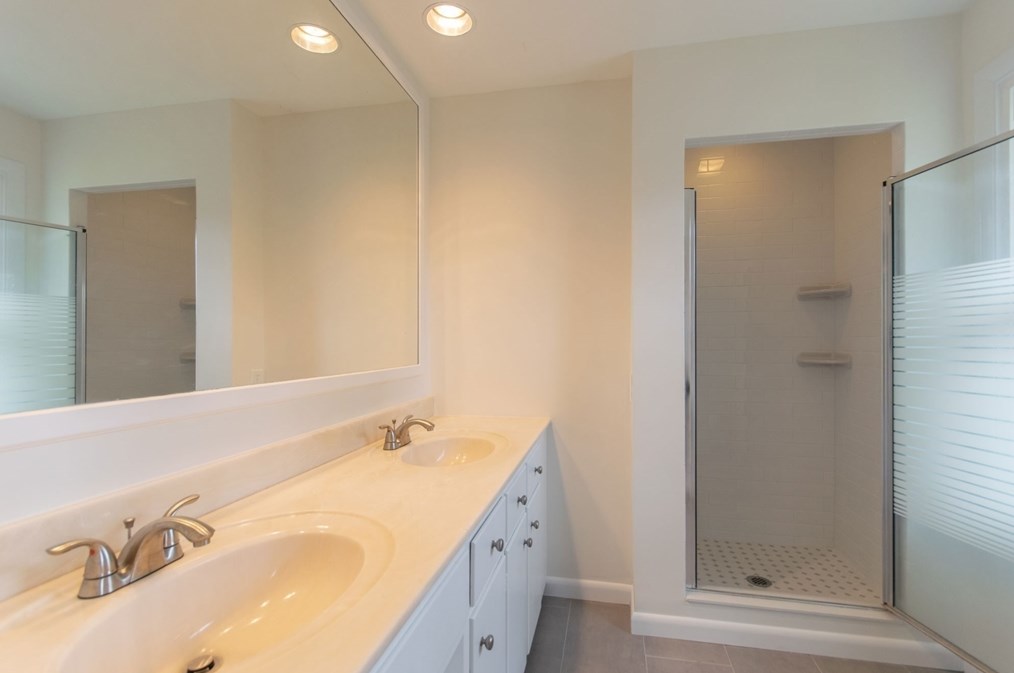 12 White Oaks Dr, Springfield MA 01106-1738 exterior