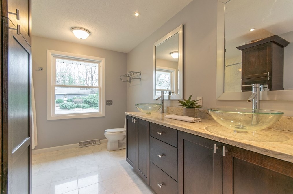 12 White Oaks Dr, Springfield MA 01106-1738 exterior