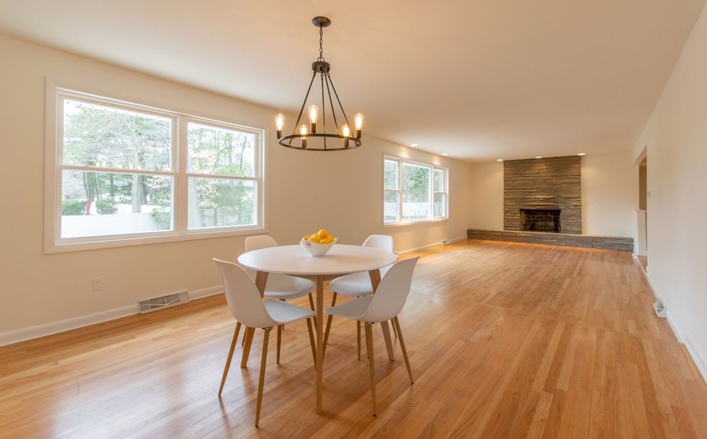 12 White Oaks Dr, Springfield MA 01106-1738 exterior