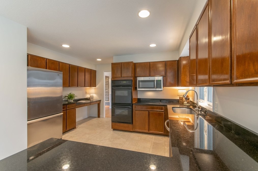 12 White Oaks Dr, Springfield MA 01106-1738 exterior