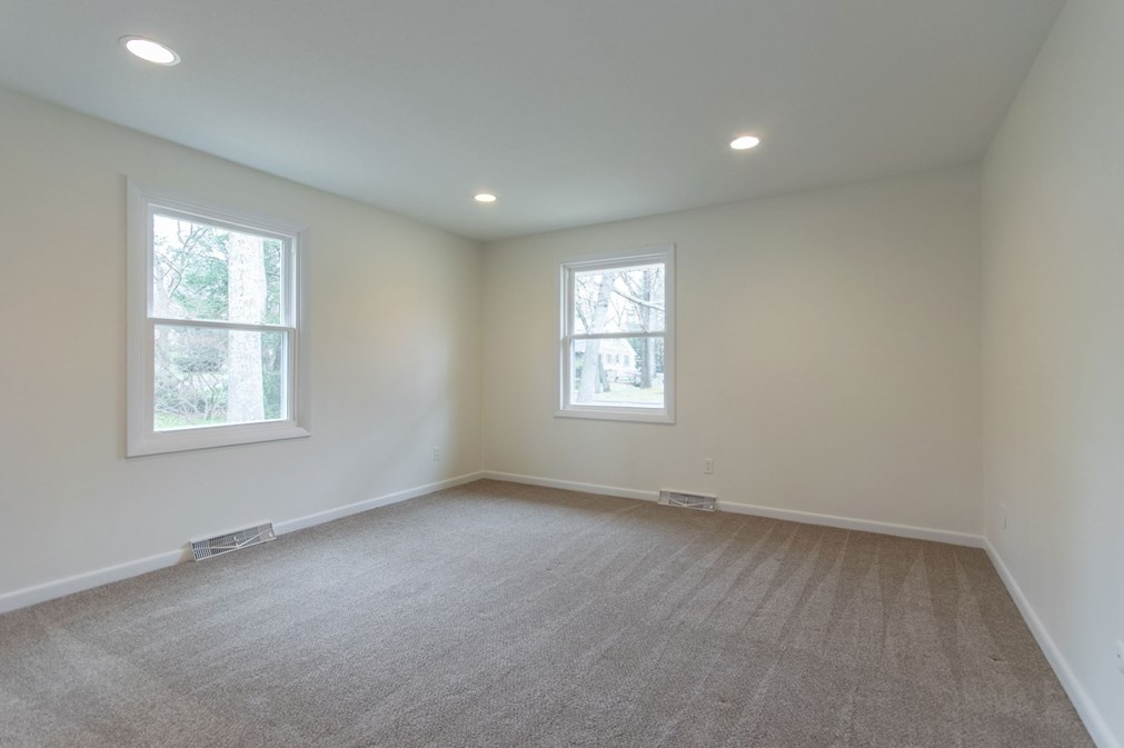 12 White Oaks Dr, Springfield MA 01106-1738 exterior