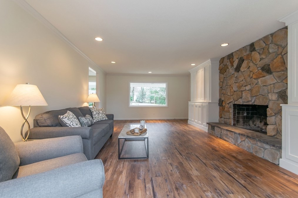 12 White Oaks Dr, Springfield MA 01106-1738 exterior