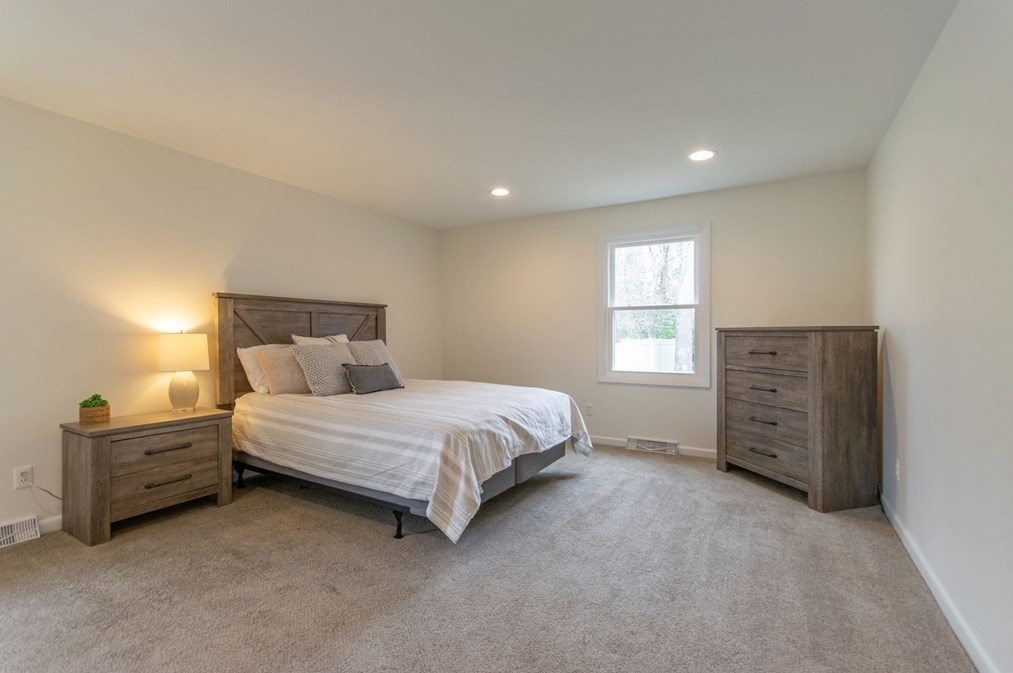 12 White Oaks Dr, Springfield MA 01106-1738 exterior