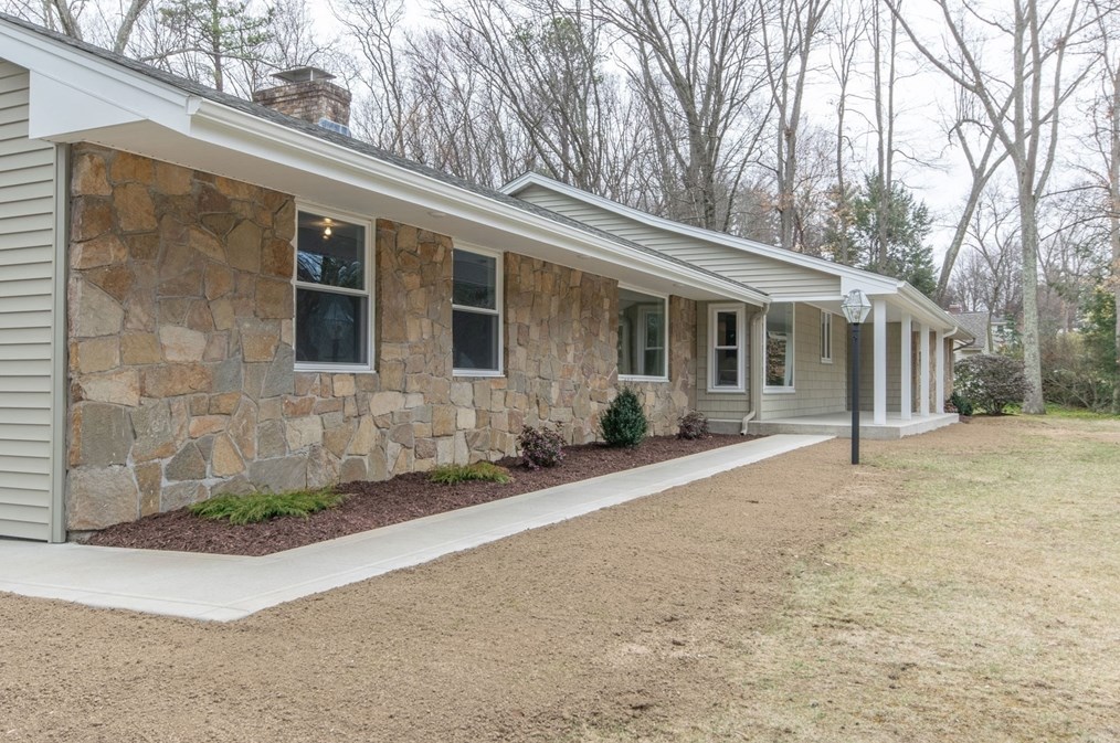 12 White Oaks Dr, Springfield, MA 01106-1739