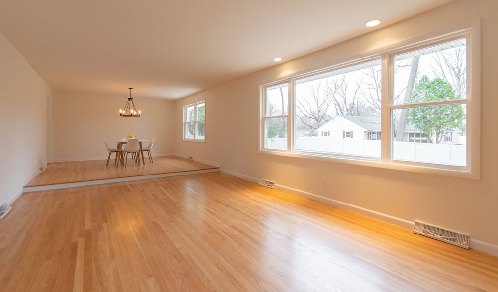 12 White Oaks Dr, Springfield MA 01106-1738 exterior