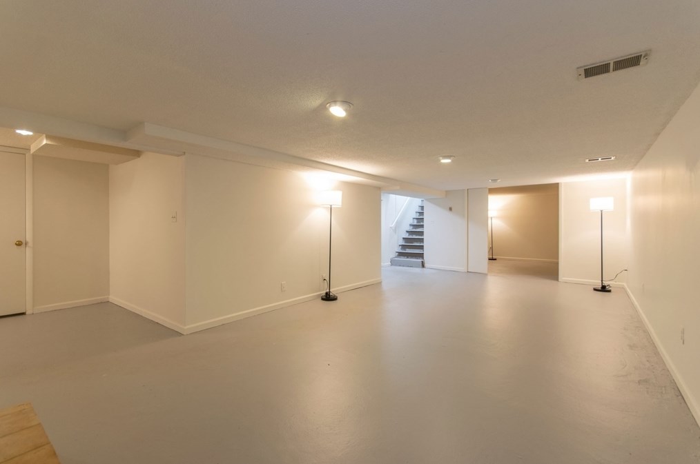 12 White Oaks Dr, Springfield MA 01106-1738 exterior