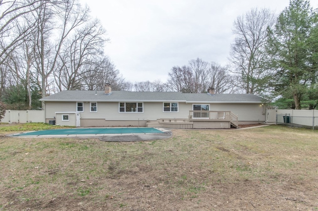 12 White Oaks Dr, Springfield MA 01106-1738 exterior