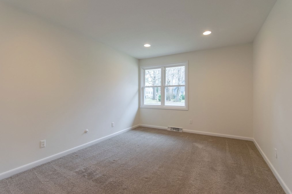 12 White Oaks Dr, Springfield MA 01106-1738 exterior