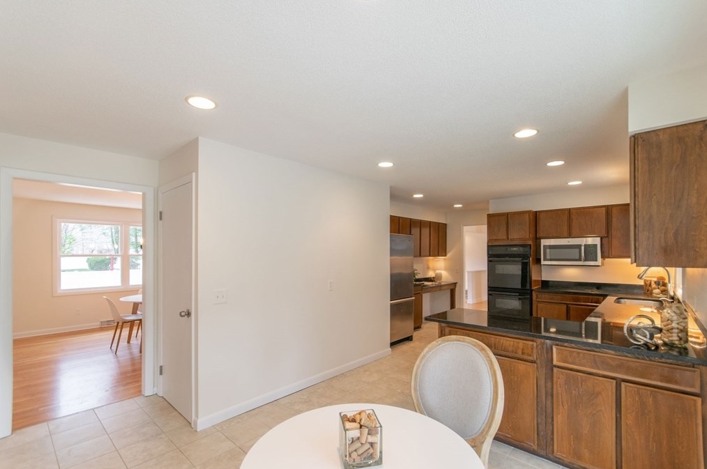 12 White Oaks Dr, Springfield MA 01106-1738 exterior