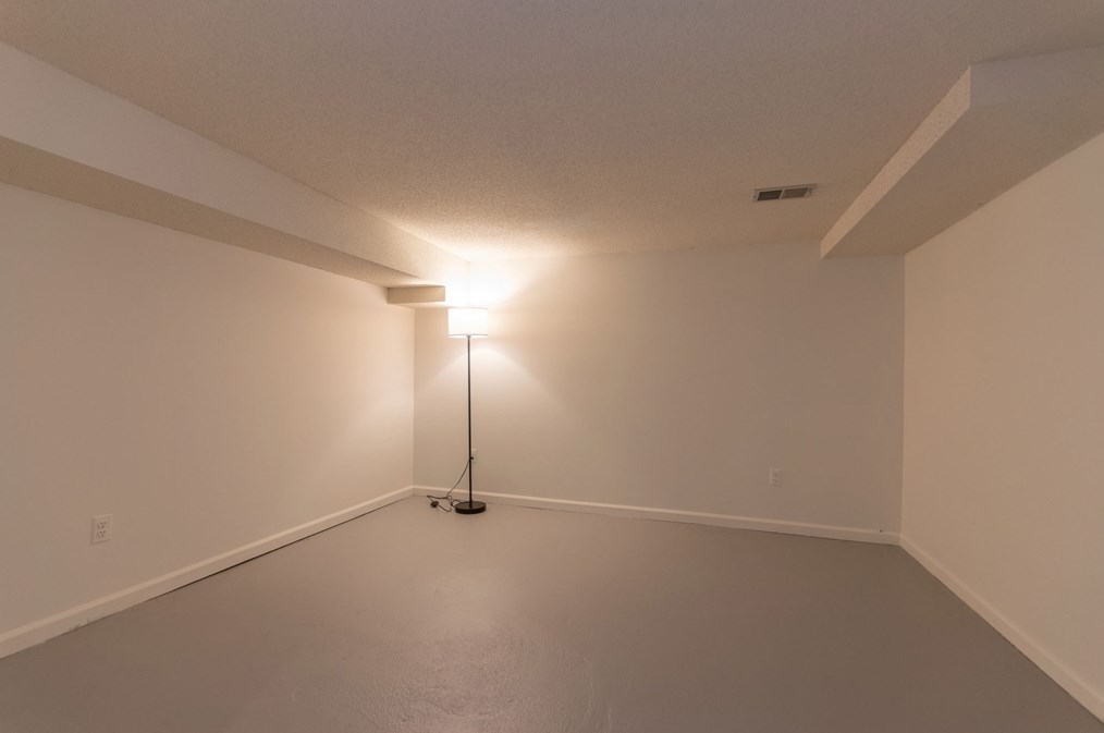 12 White Oaks Dr, Springfield MA 01106-1738 exterior