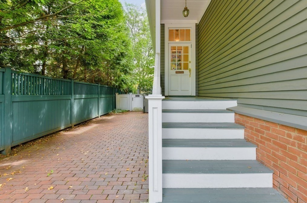 14 Ash St, Cambridge MA  02138-4832 exterior