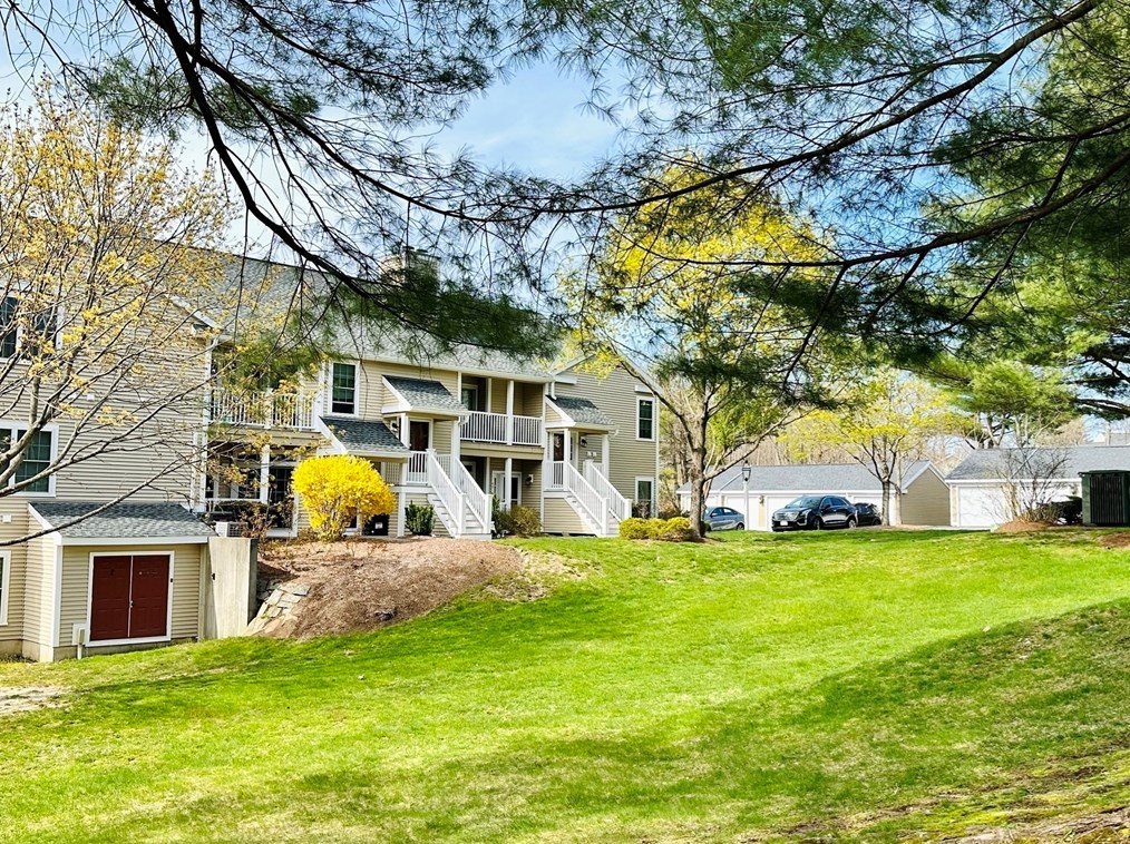 47 Bradford Commons Ln, Braintree MA 02184-8256 exterior