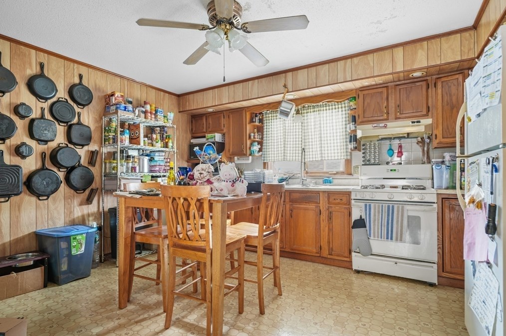 286 Columbia St, Fall River MA 02721-1319 exterior