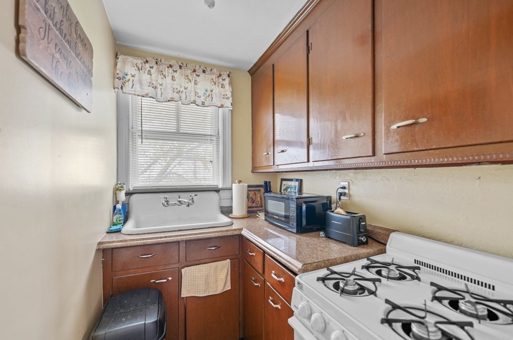 286 Columbia St, Fall River MA 02721-1319 exterior