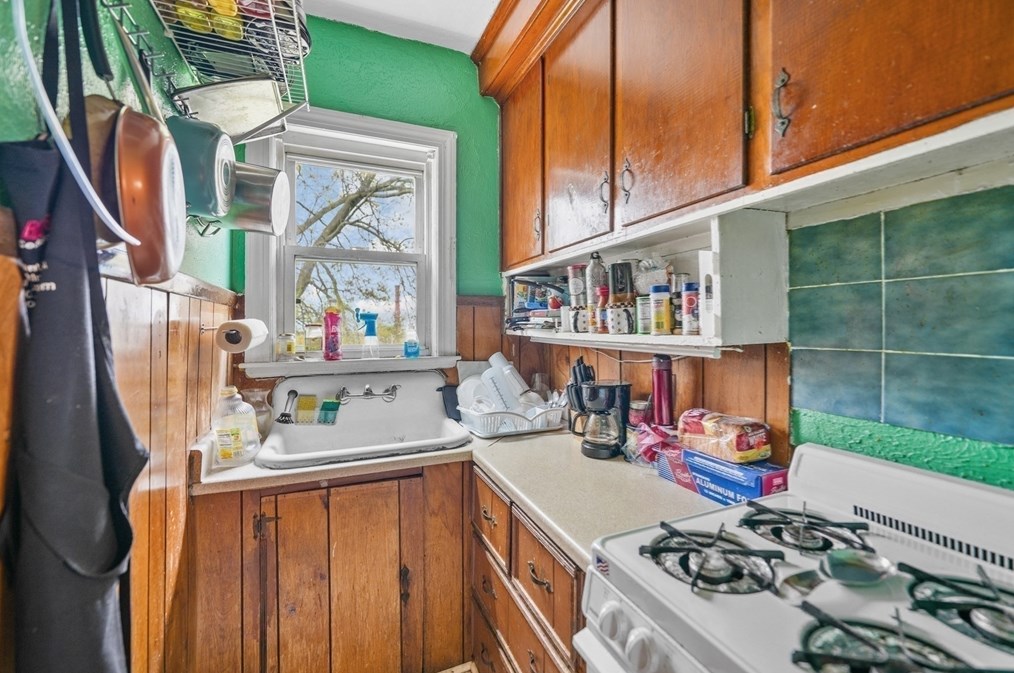 286 Columbia St, Fall River MA 02721-1319 exterior