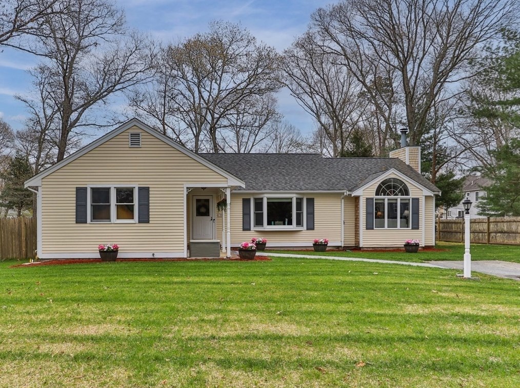 28 Mayflower Rd, Mashpee, MA 02649