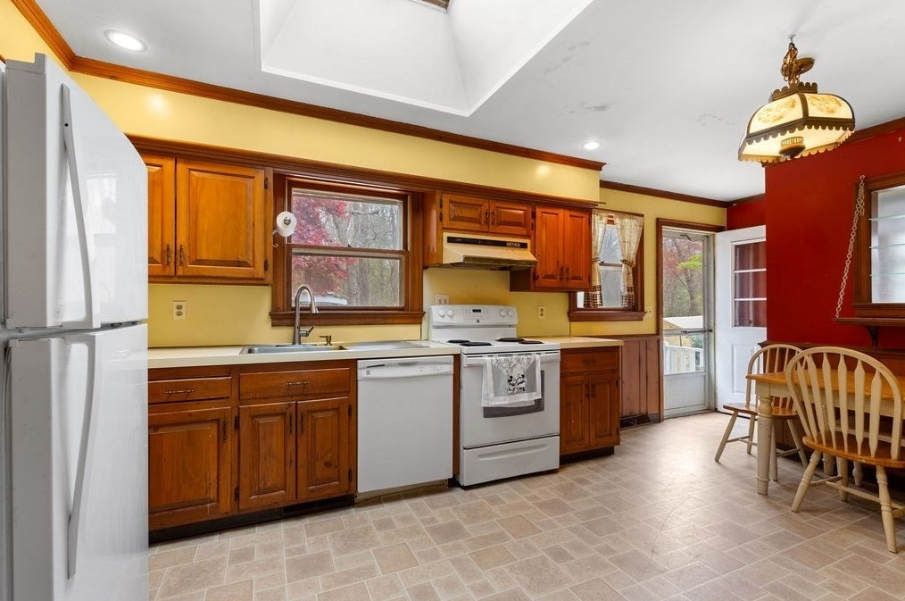 249 Barneyville Rd, Swansea, MA 02777-3303