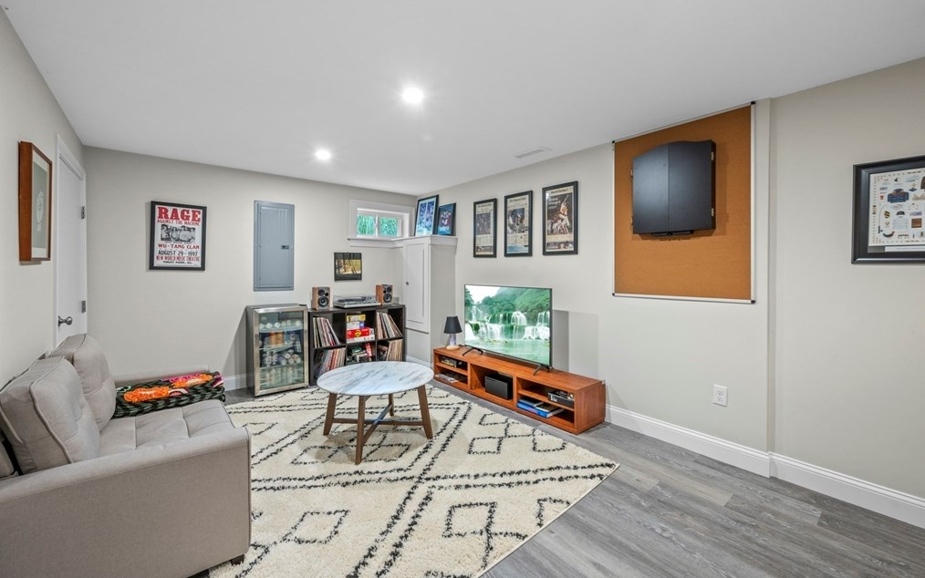 7 Douglas Ave, Burlington MA  exterior