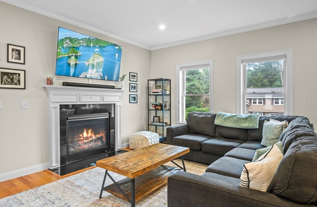 7 Douglas Ave, Burlington, MA 01803-1307