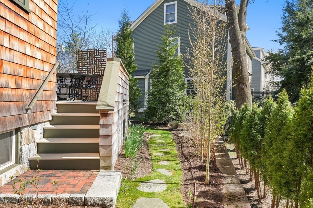 76 Fuller St, Newton MA 02465-2811 exterior