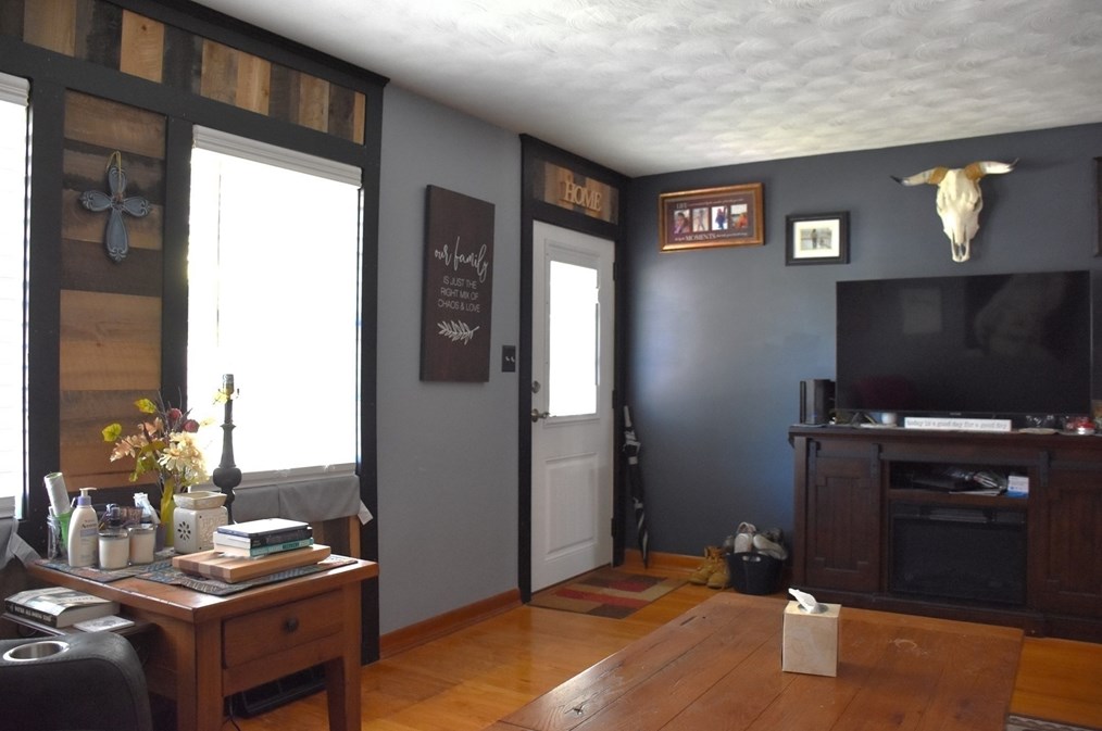 4 Pineview Rd, Dudley MA 01571-3821 exterior