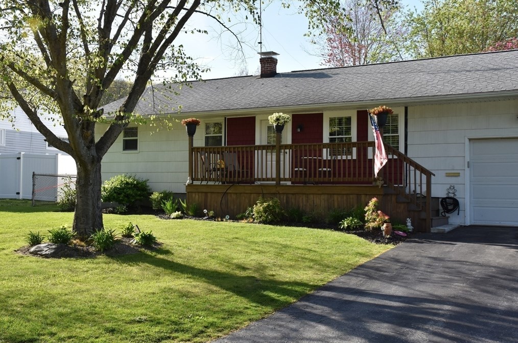 4 Pineview Rd, Dudley, MA 01571 exterior