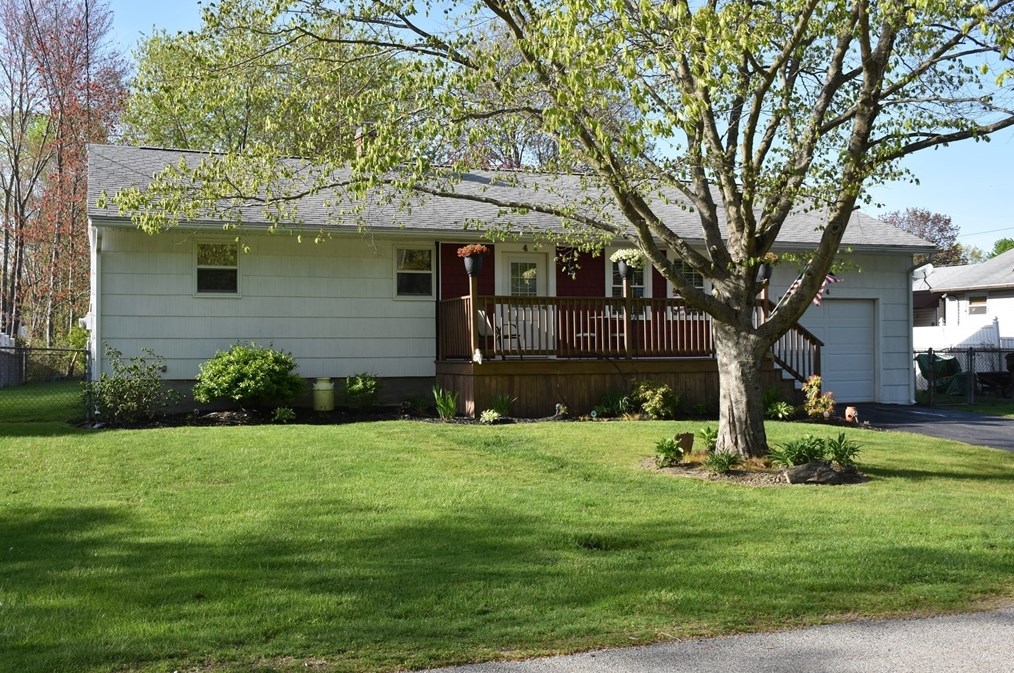 4 Pineview Rd, Dudley MA 01571-3821 exterior