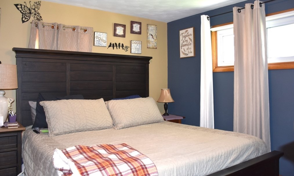 4 Pineview Rd, Dudley MA 01571-3821 exterior