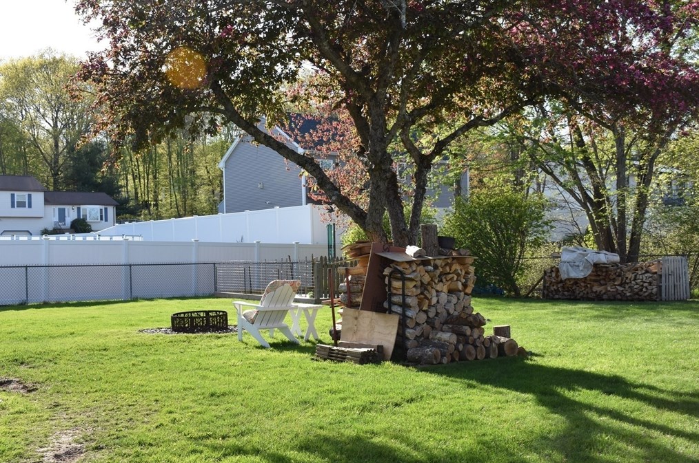 4 Pineview Rd, Dudley MA 01571-3821 exterior