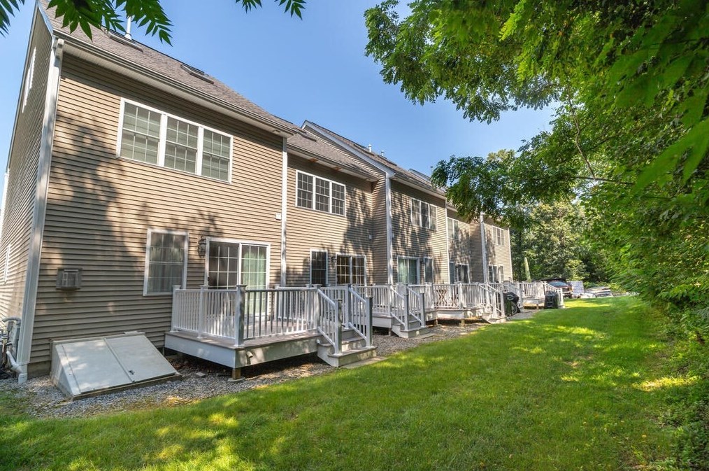 40 Whispering Pine Cir, Worcester MA  01606-1190 exterior