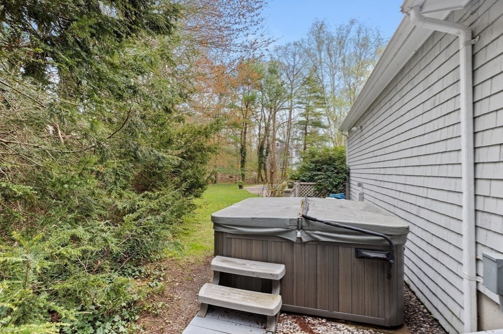 14 Camelot Dr, Hingham MA 02043-4866 exterior