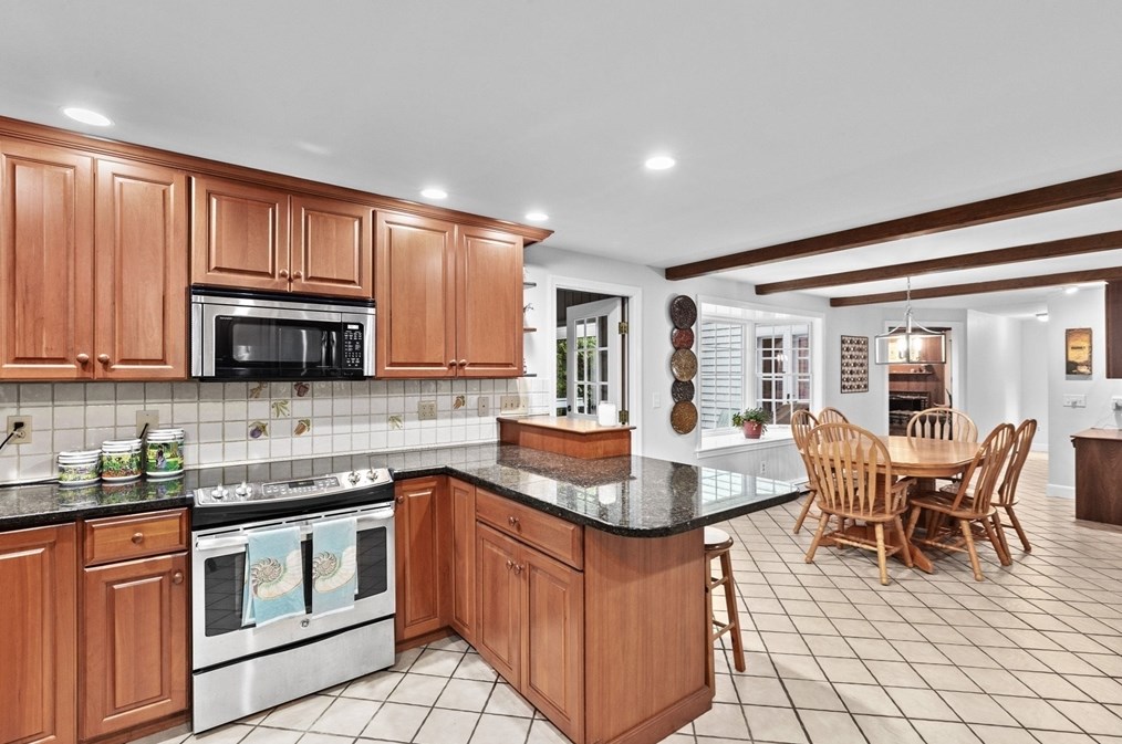 14 Camelot Dr, Hingham MA 02043-4866 exterior