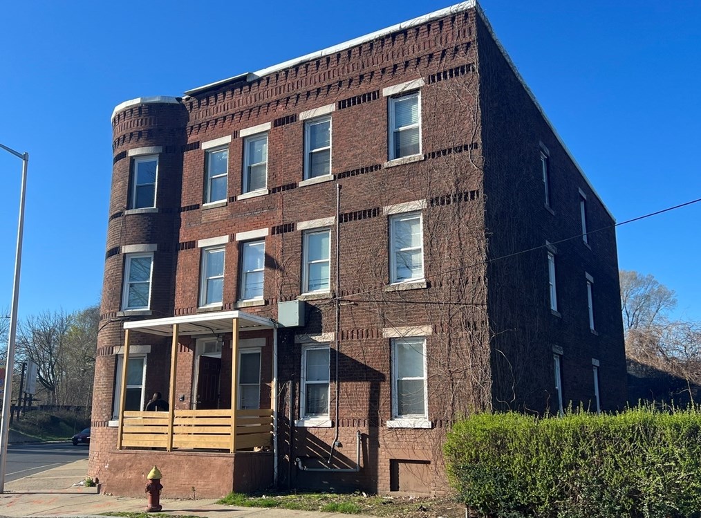 1060 Chicopee St, Chicopee, MA 01013 exterior