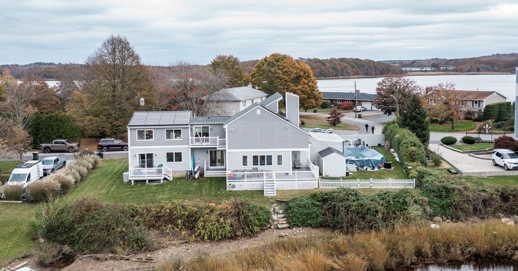 109 Pilot Dr, Fall River MA 02726-5907 exterior