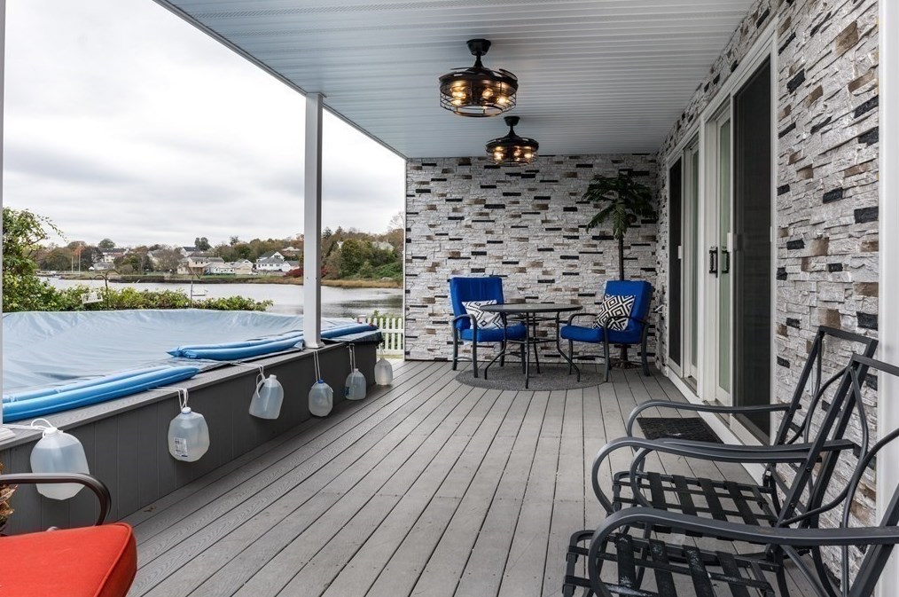 109 Pilot Dr, Fall River MA 02726-5907 exterior