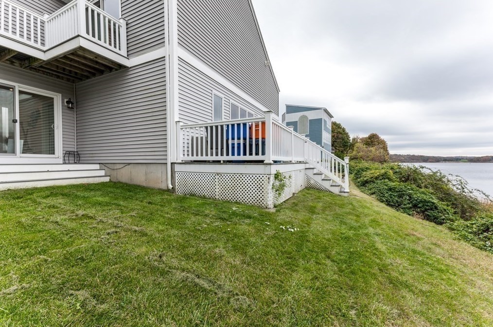 109 Pilot Dr, Fall River MA 02726-5907 exterior