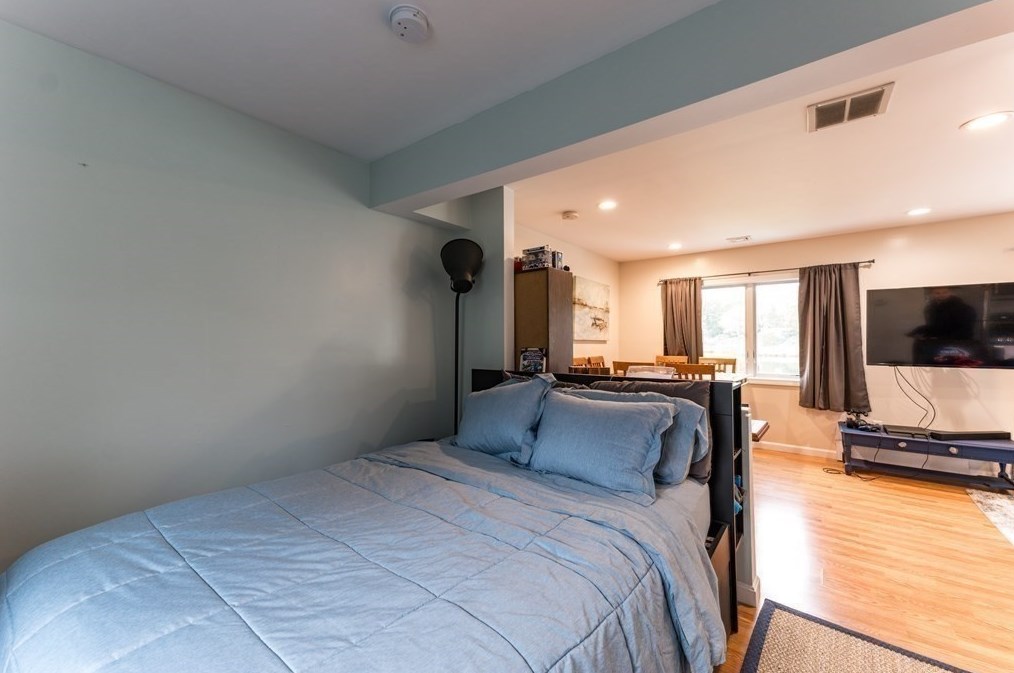 109 Pilot Dr, Fall River MA 02726-5907 exterior