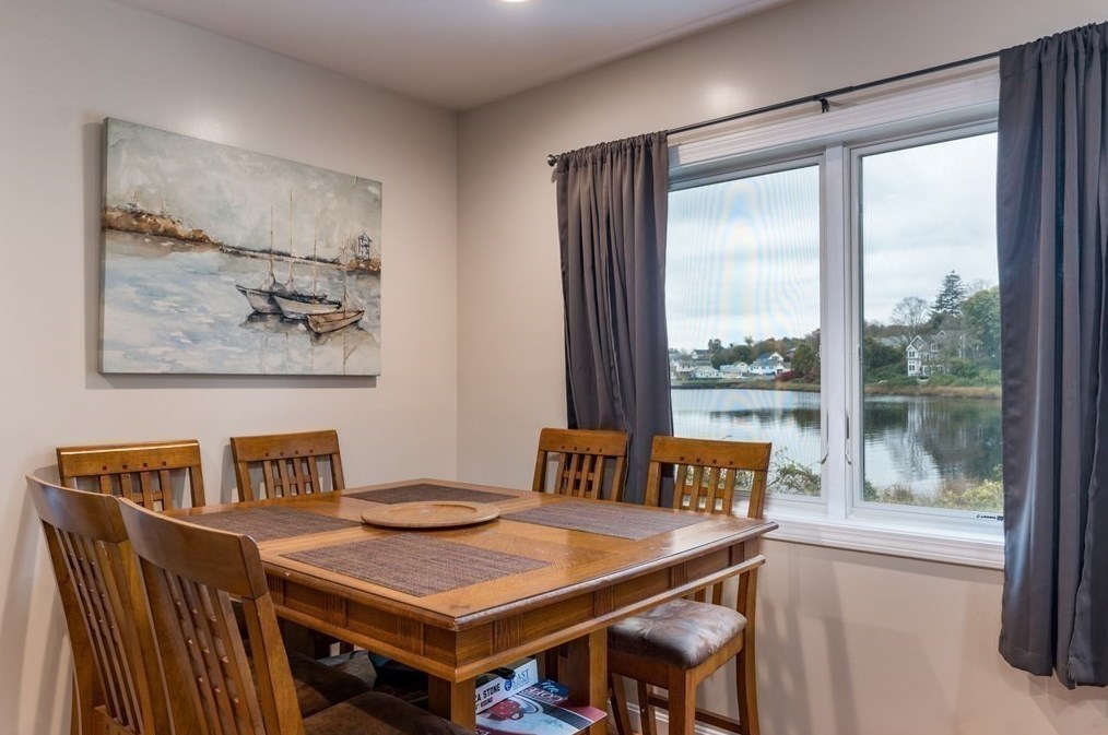 109 Pilot Dr, Fall River MA 02726-5907 exterior