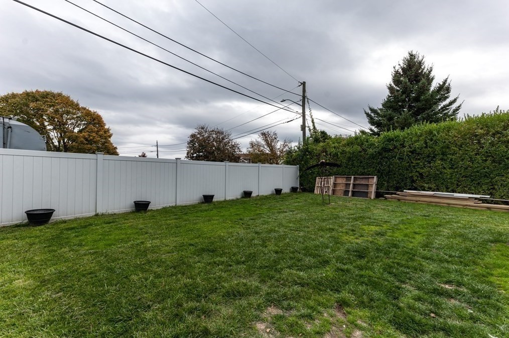 109 Pilot Dr, Fall River MA 02726-5907 exterior