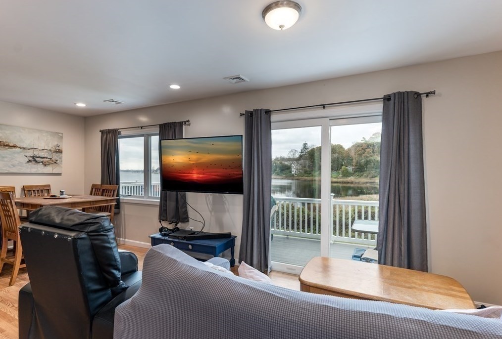 109 Pilot Dr, Fall River MA 02726-5907 exterior