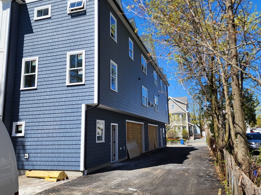 122 Russell St #1, Waltham, MA 02453