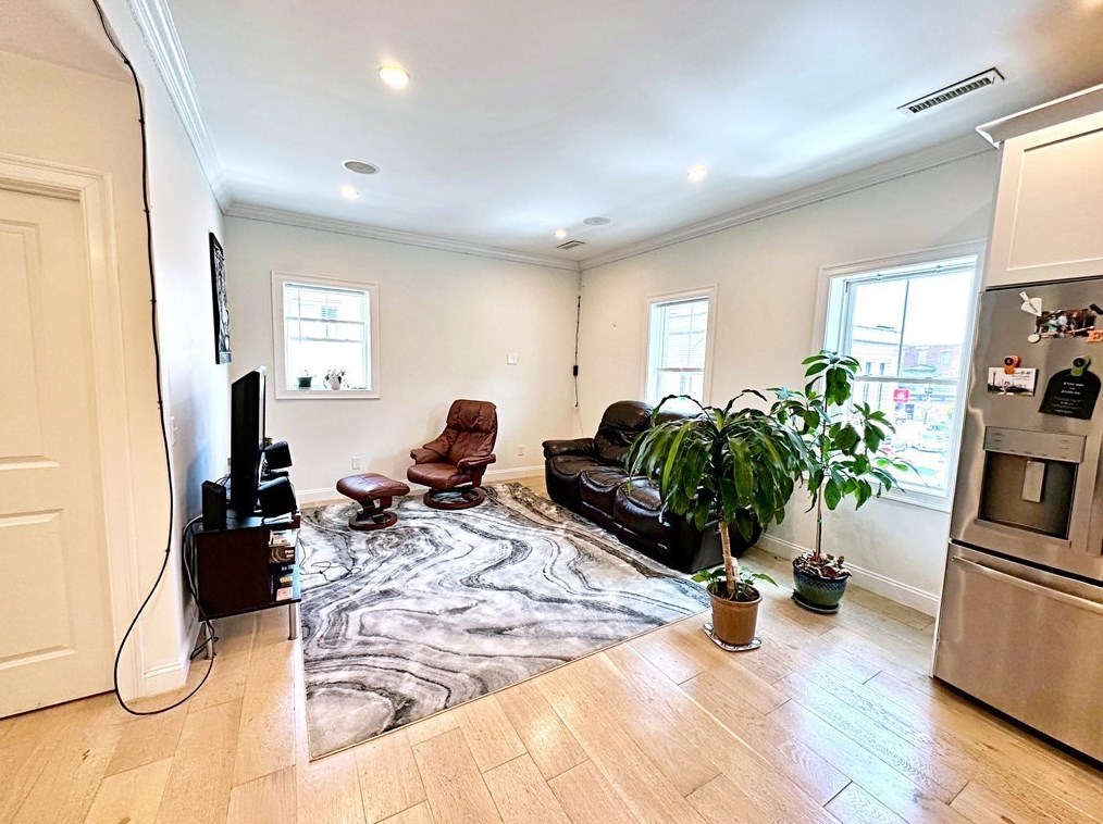 111 Maverick St #2, Boston, MA 02128