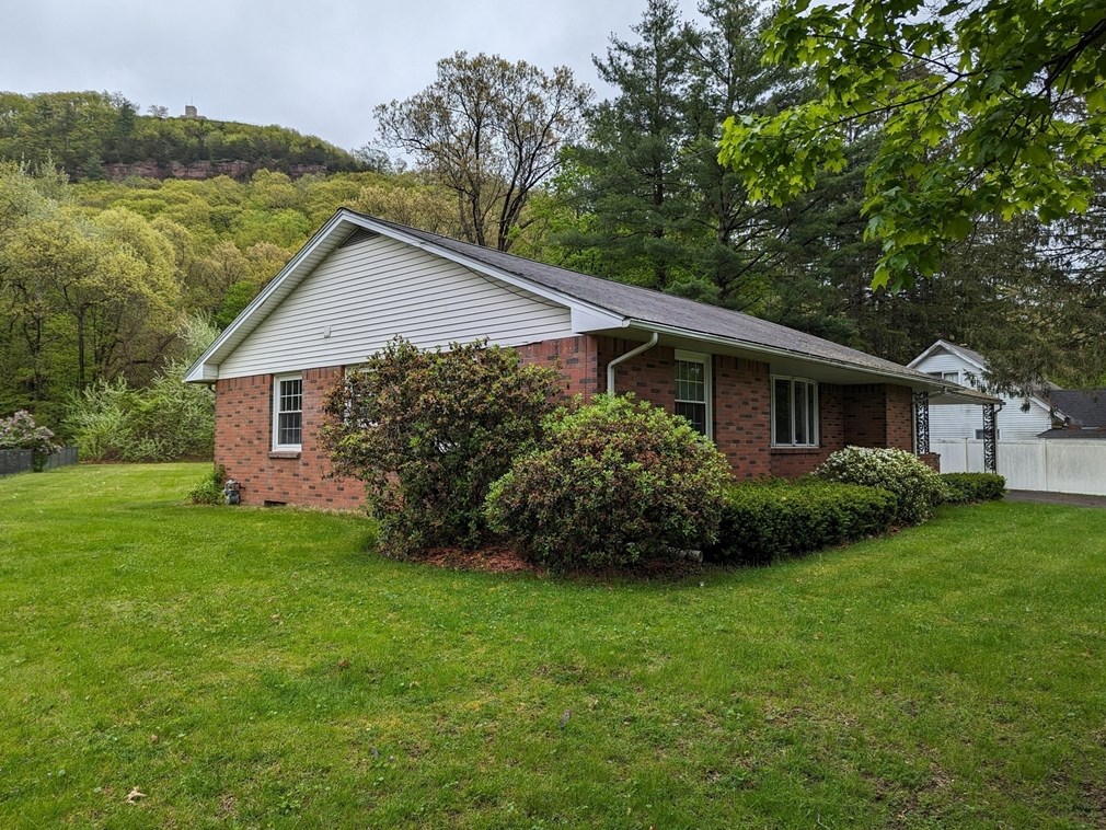 93 Sugarloaf St, Whately, MA 01373