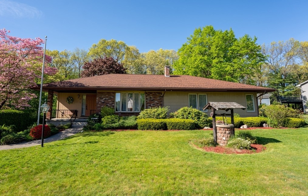 22 Hunt Seat Dr, Chicopee, MA 01013