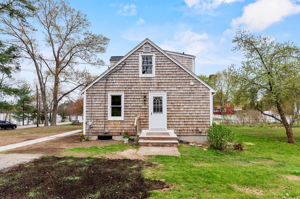 163 Lakeside Dr, East Bridgewater MA 02324-1019 exterior