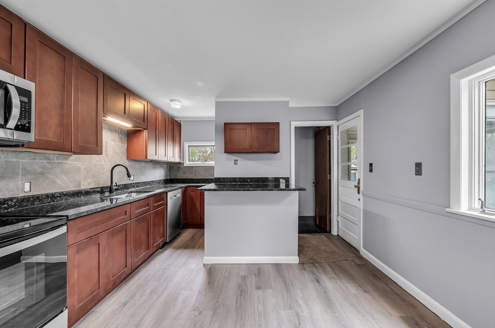 214 Parkerview St, Springfield MA  01129-1328 exterior